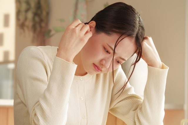 悩む女性